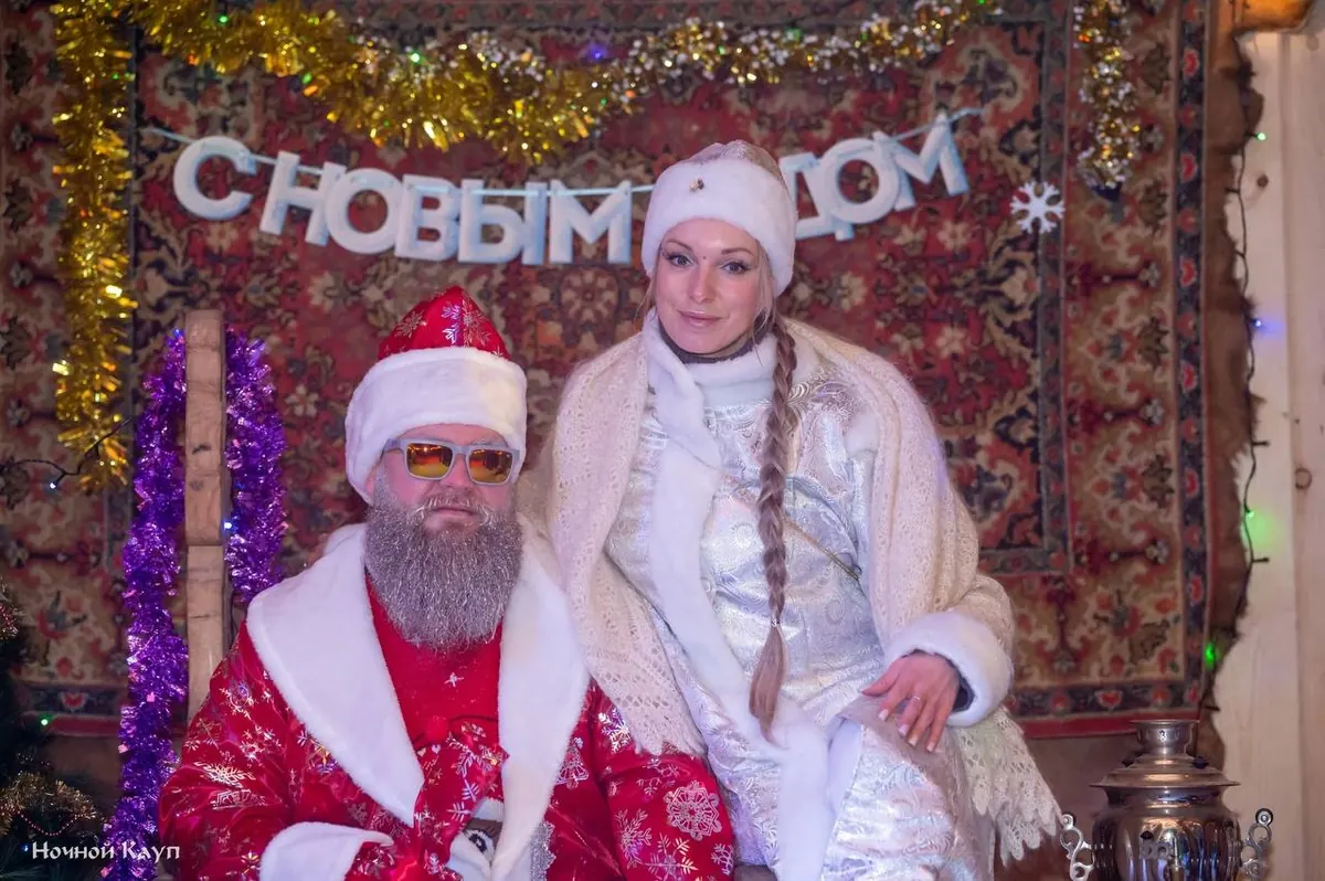 Дед Мороз и Снегурочка на новогодней фотозоне